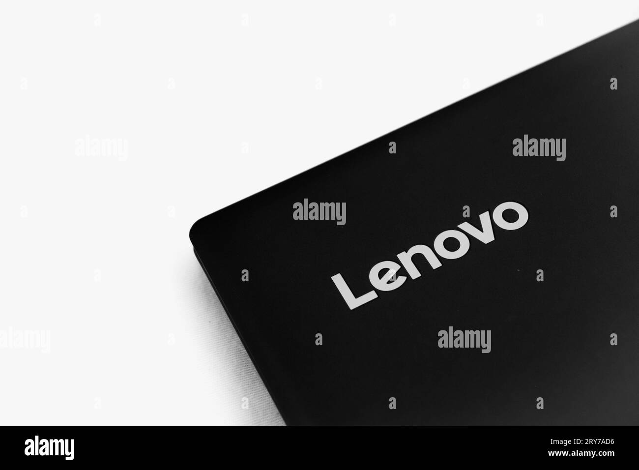 Lenovo IdeaPad 330 couvercle fermé pour ordinateur portable logo coin isolé sur fond blanc Banque D'Images