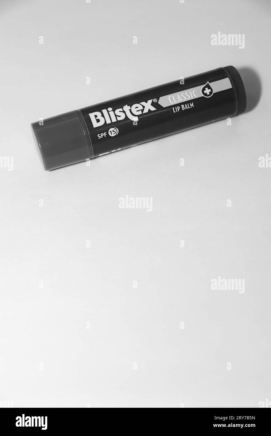 Baume à lèvres classique Blistex noir et blanc aromatisé à la menthe reposant sur fond blanc Banque D'Images