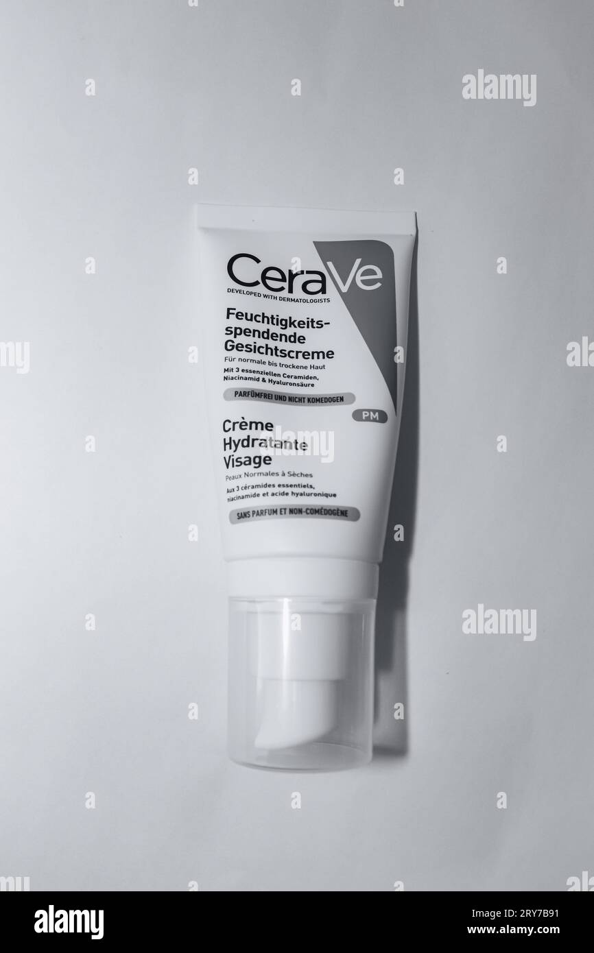 Noir et blanc CeraVe facial Moisturizing Lotion Night Time crème pour peau normale avec écriture allemande isolée sur fond blanc Banque D'Images