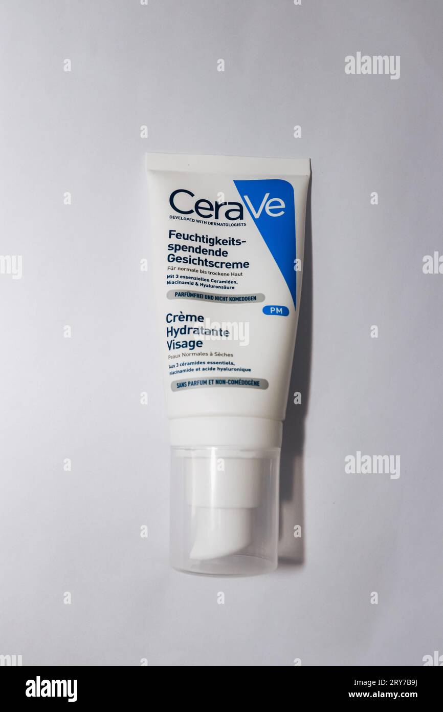 CeraVe facial Moisturizing Lotion Night Time crème pour peau normale avec écriture allemande isolée sur fond blanc Banque D'Images