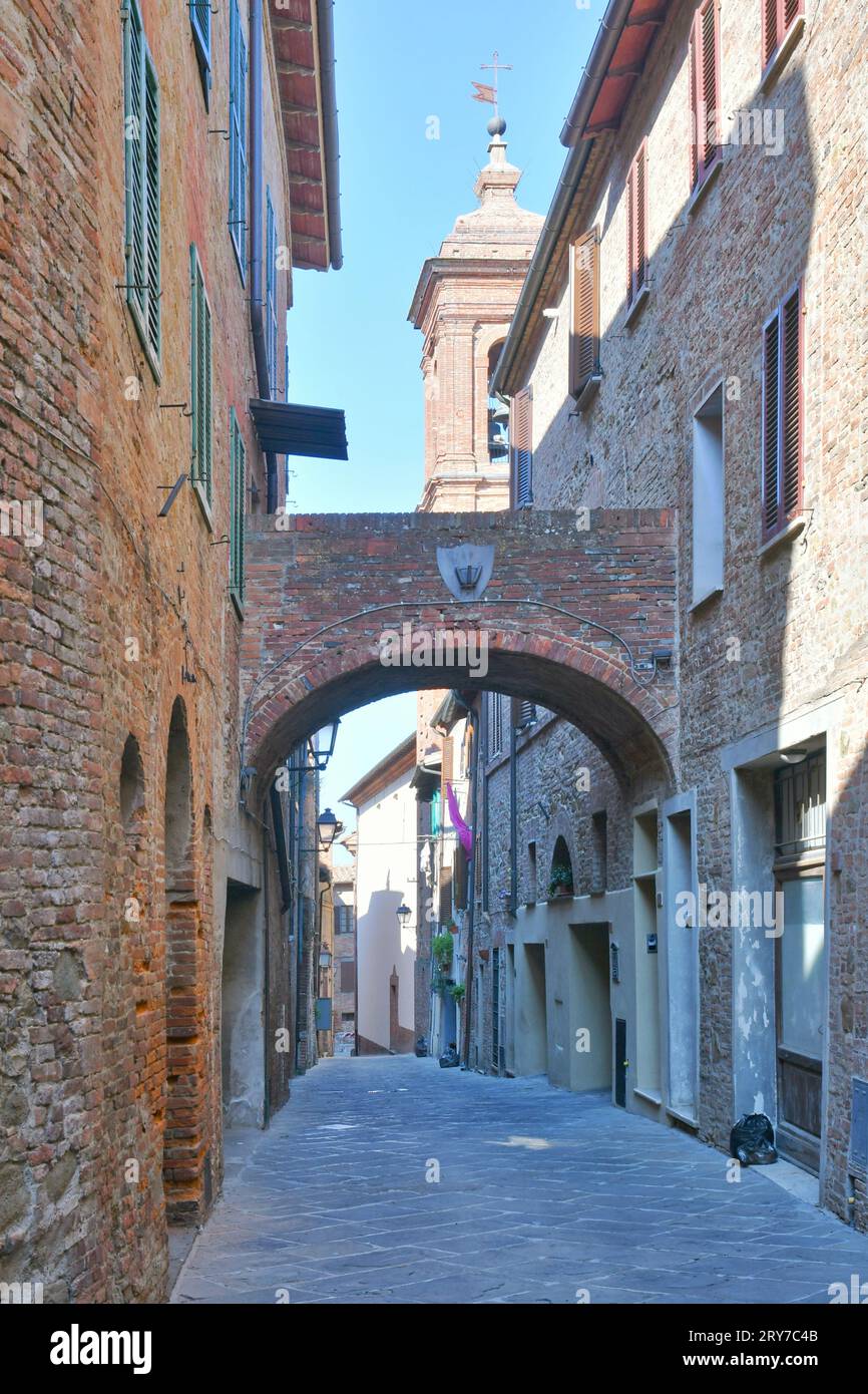 Une rue dans le quartier médiéval de Torrita di Siena, un village de Toscane en Italie. Banque D'Images