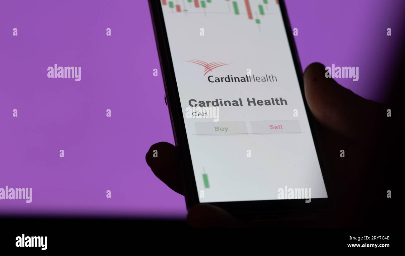 Un investisseur analysant le prix des actions de Cardinal Health, un actionnaire à la recherche d'une bourse. Banque D'Images