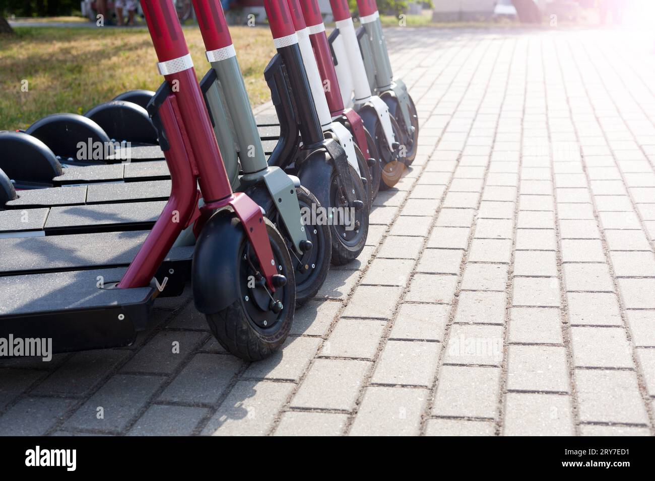 roues de scooter électrique sur le stationnement. transport urbain - row se prépare à faire du vélo avec des accumulateurs sur le trottoir du parc Banque D'Images