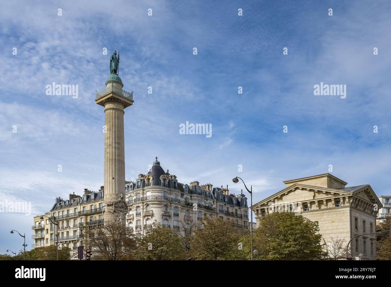 Paris, place de la Nation dans le 11e arrondissement, en été, avec les colonnes Banque D'Images