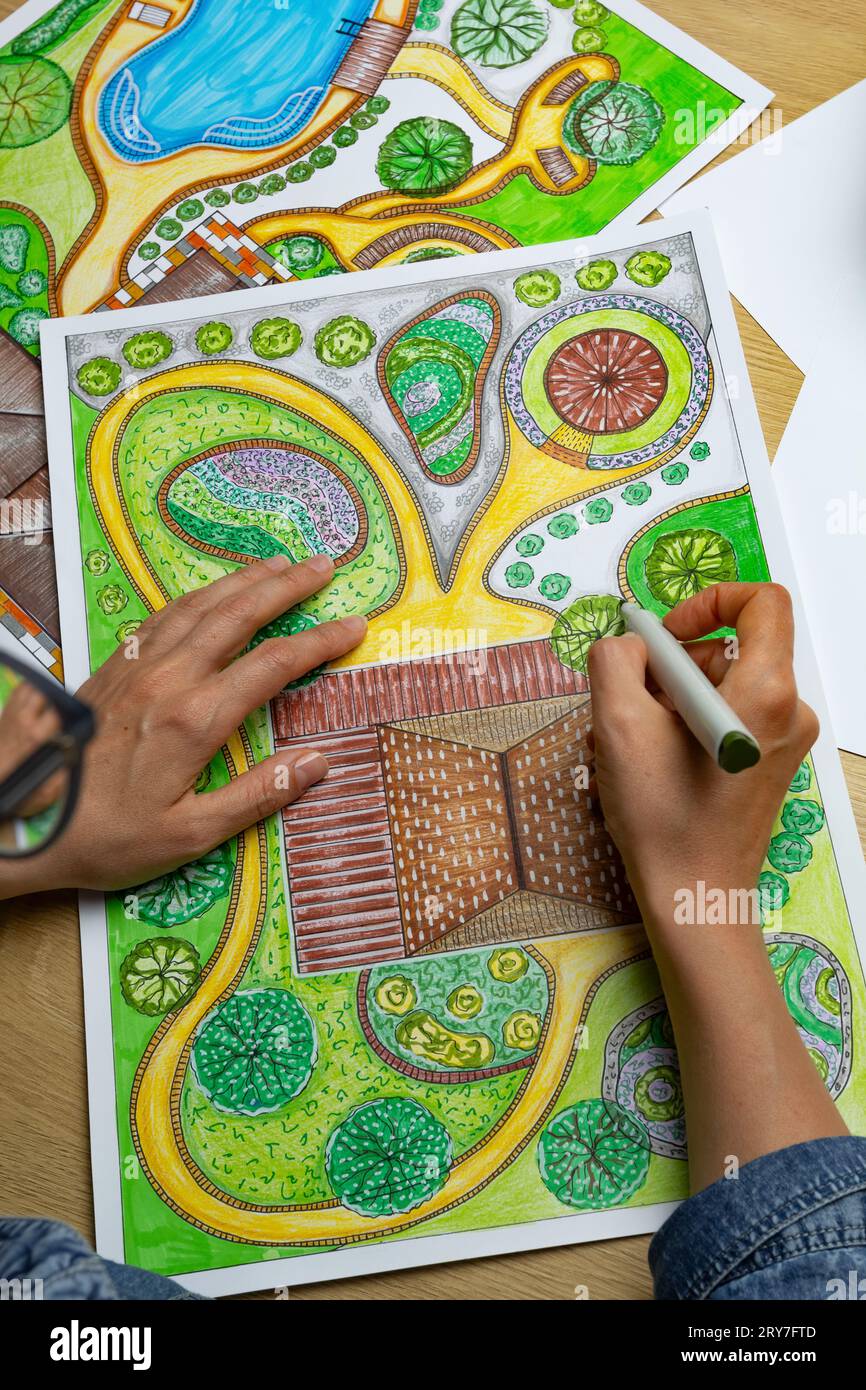 Paysagiste dessine un croquis sur papier. Mise en page. Banque D'Images