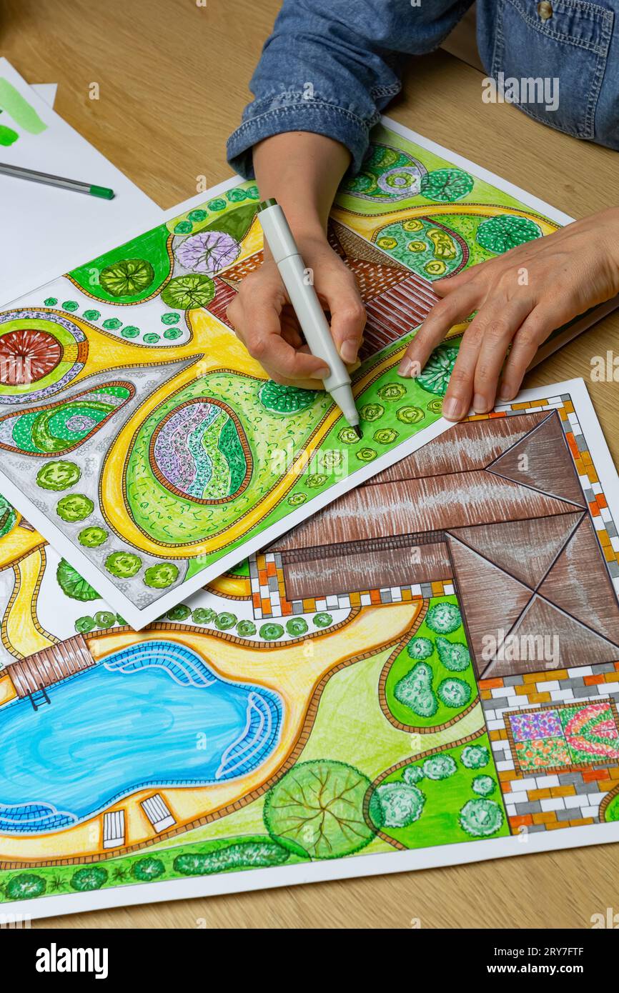 Paysagiste dessine un croquis sur papier. Mise en page. Banque D'Images