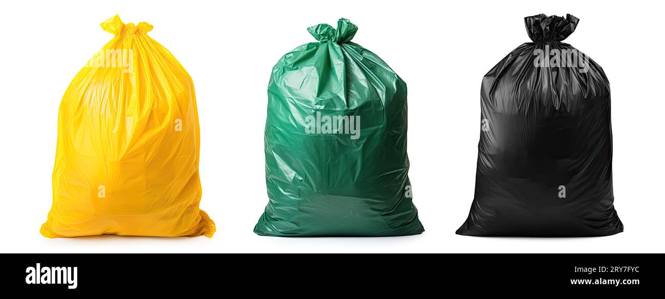 sacs poubelles en plastique colorés isolés sur fond blanc Banque D'Images