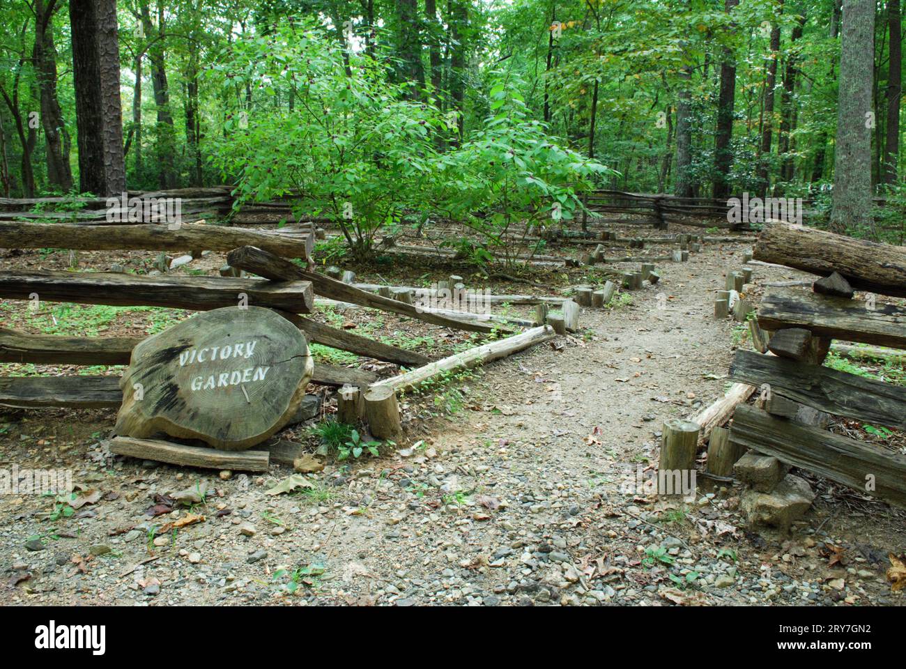 La photo montre Victory Garden sur le sentier de randonnée au parc militaire national de Kings Mountain Welcome Center South Carolina USA. Banque D'Images