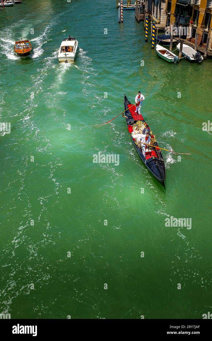 Mariage inoubliable sur Canal Grande : dites « oui » dans une gondole au milieu de la magie de Venise Banque D'Images