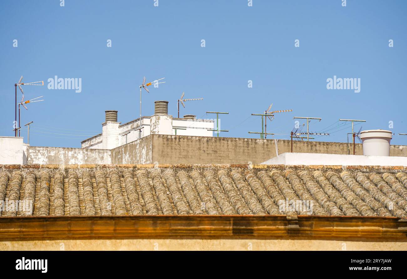 Toits espagnols avec antenne tv vieux centre historique Puerto Santa Maria, Cadix, Espagne. Banque D'Images