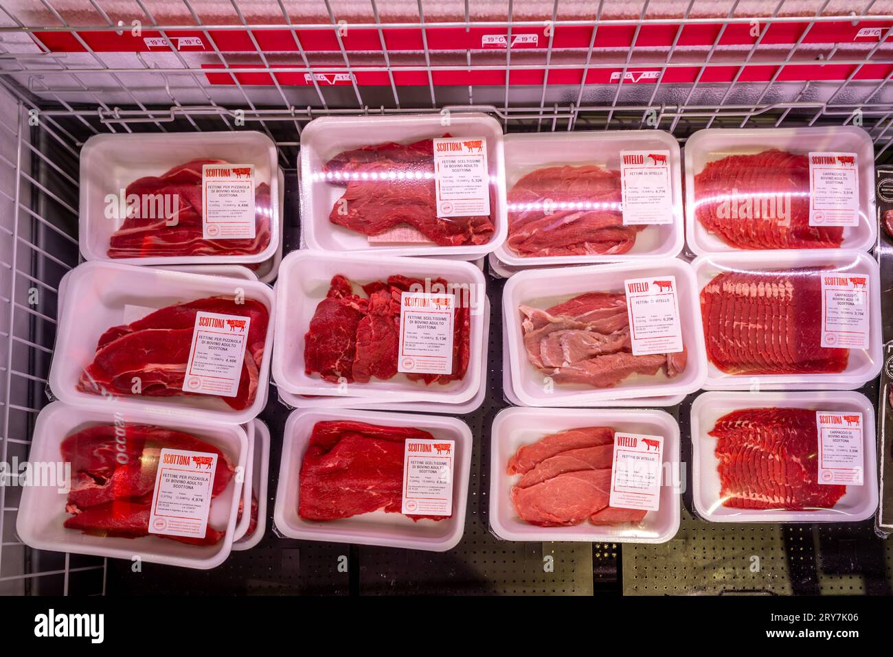 Italie - 26 septembre 2023 : steaks de bœuf de différents types et coupes emballés dans un comptoir réfrigéré pour la vente dans un supermarché italien Banque D'Images