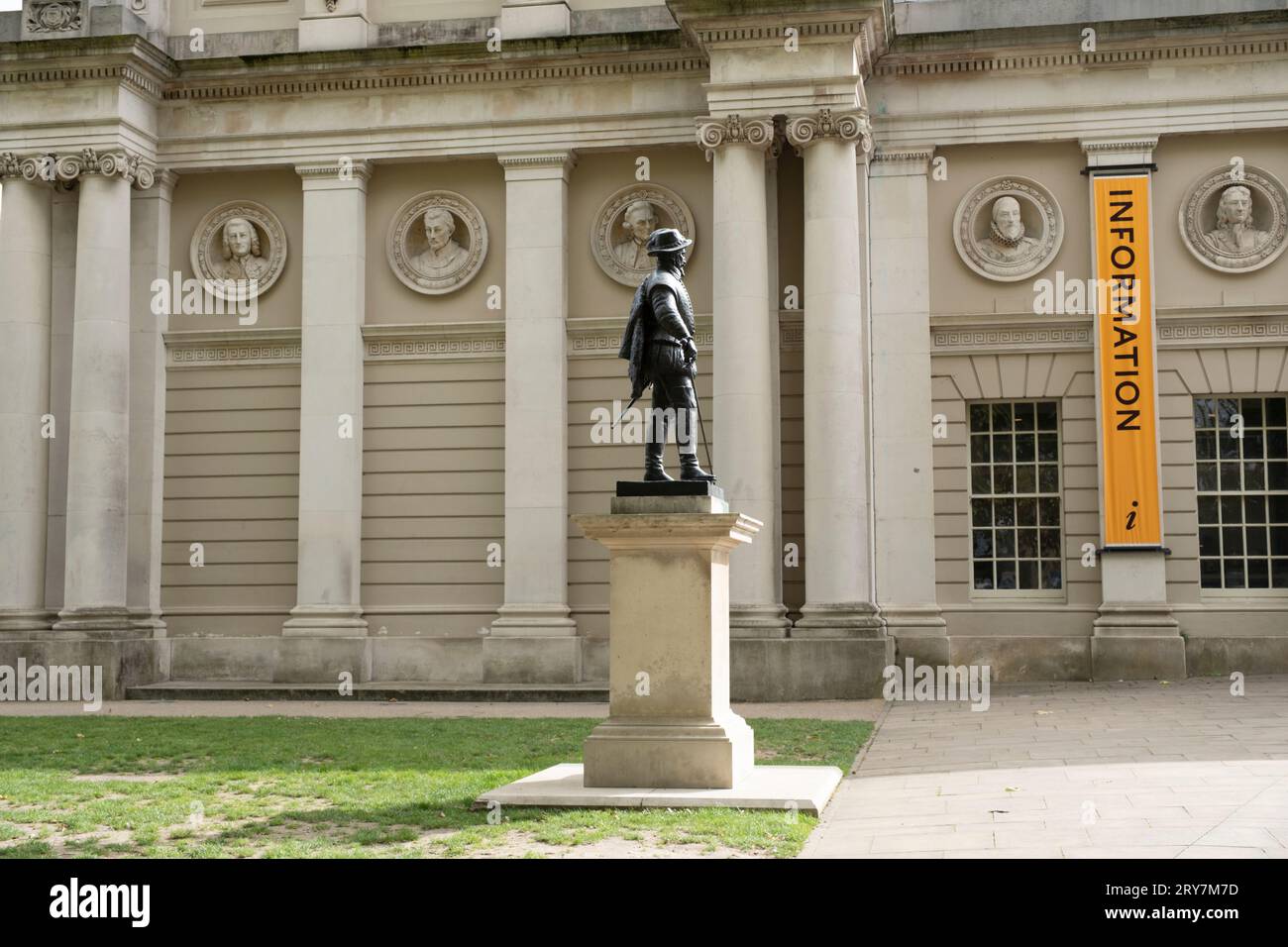 Statue de Sir Walter Raleigh devant le Pepys Building, site de la vieille brasserie dans le Greenwich Visitor Centre, Greenwich, Londres Banque D'Images