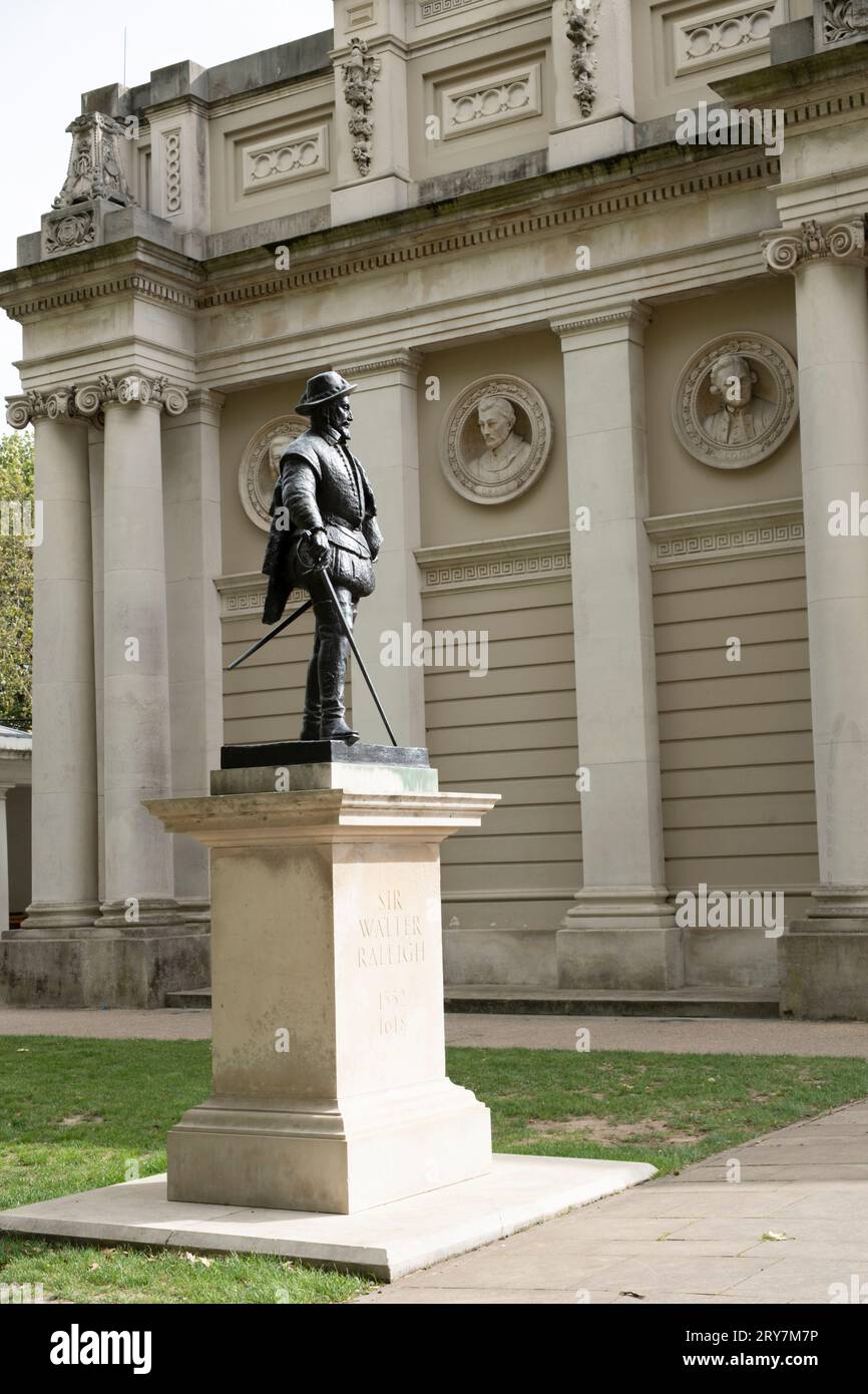 Statue de Sir Walter Raleigh devant le Pepys Building, site de la vieille brasserie dans le Greenwich Visitor Centre, Greenwich, Londres Banque D'Images
