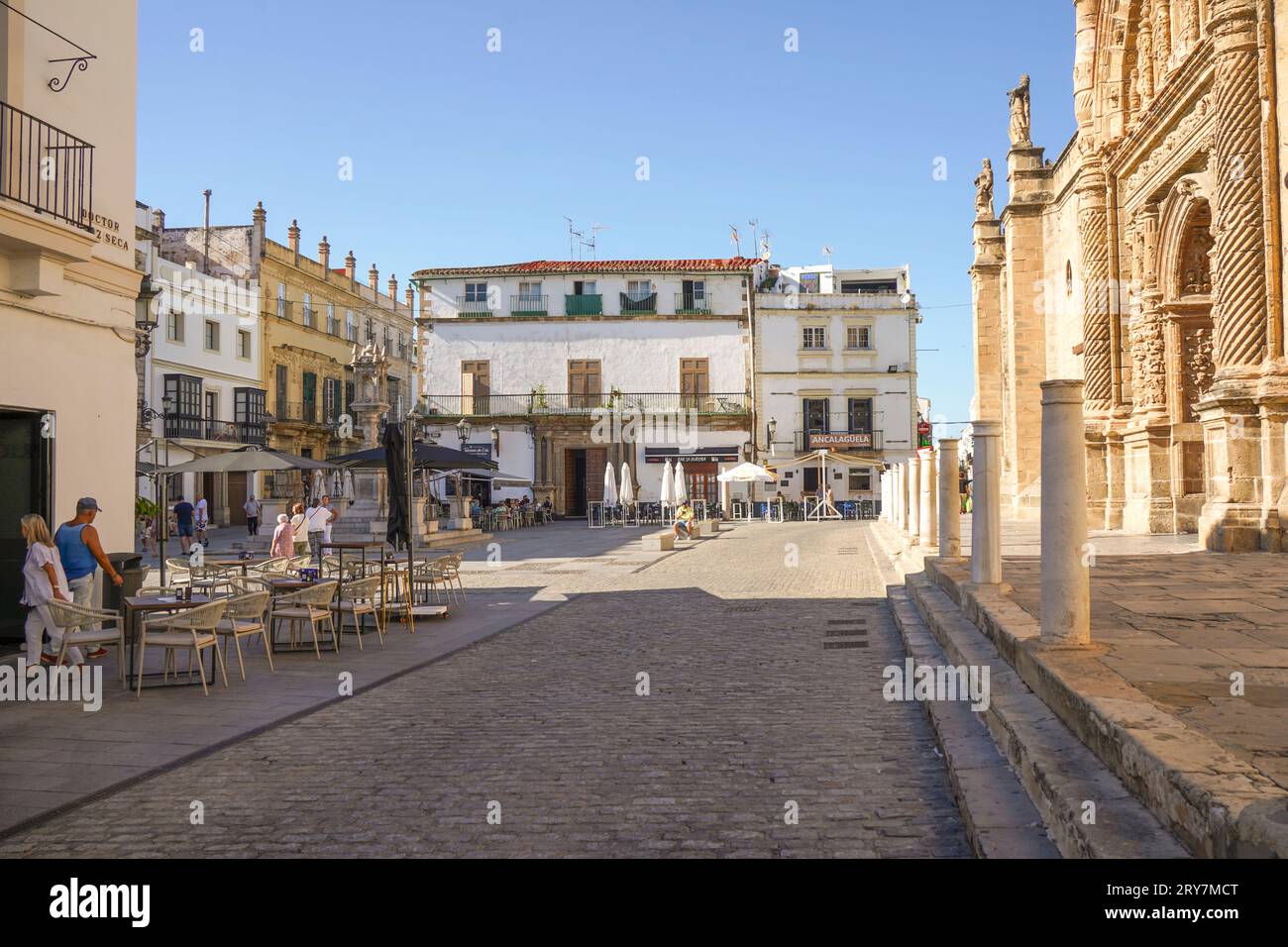 Plaza España, place d'Espagne, en face de l'église du prieuré, Iglesia Mayor prioral, Puerto de Santa María Cadiz, province de Cadix, Espagne., Banque D'Images