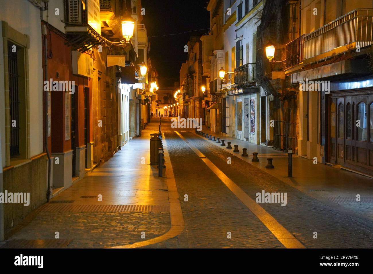Vue sur la rue, la nuit rue vide, vieux centre historique Puerto Santa Maria, Cadix, Espagne. Banque D'Images