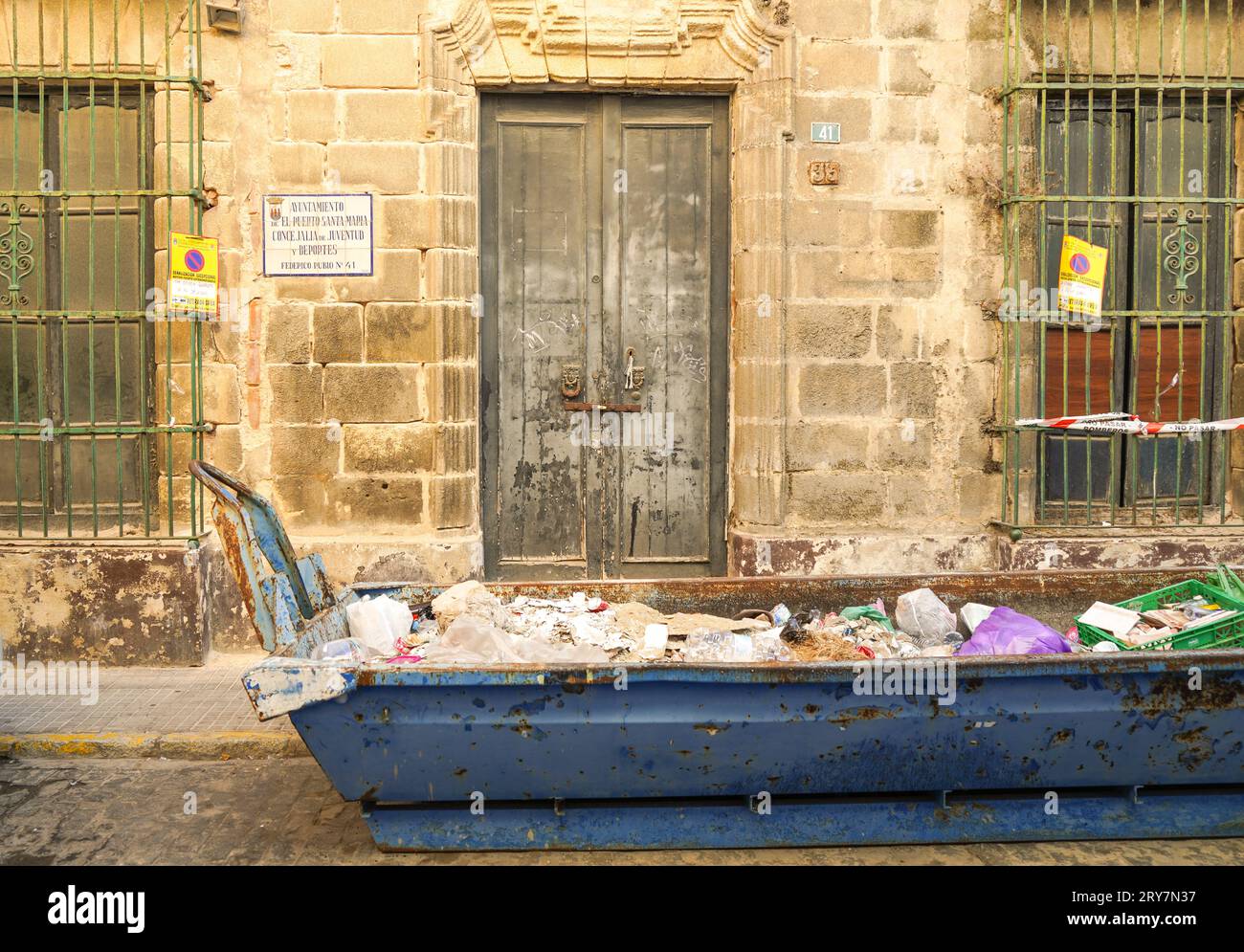 Travaux de reconstruction en cours d'un bâtiment délabré, Cadix, Espagne. Banque D'Images