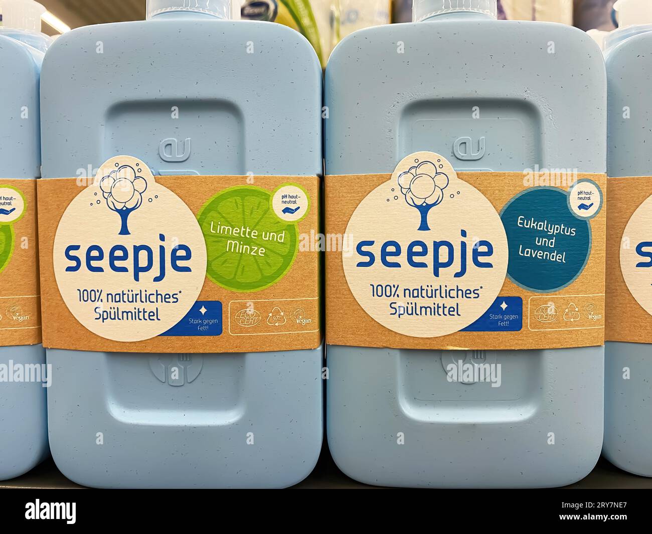 Viersen, Allemagne - 9 septembre 2023 : bouteilles de détergent à vaisselle Seepje avec des ingrédients naturels sapindus mukorossi végétaliens Banque D'Images