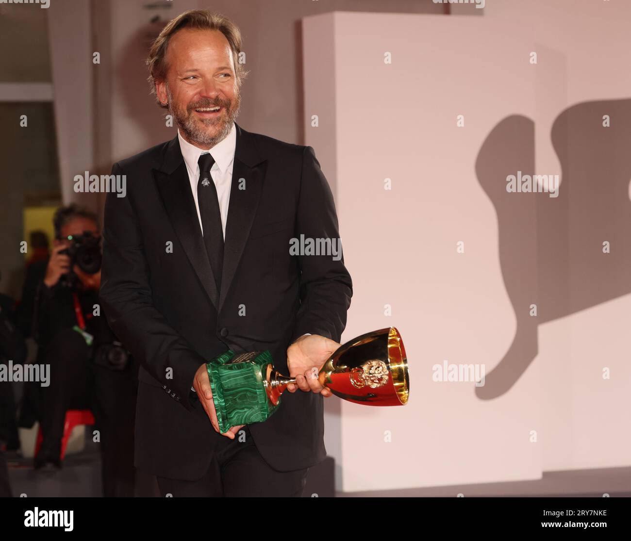 VENISE, ITALIE - 09 SEPTEMBRE : Peter Sarsgaard pose avec le Prix du meilleur acteur pour « mémoire » au 80e Festival de Venise le 09 septembre 2023 Banque D'Images