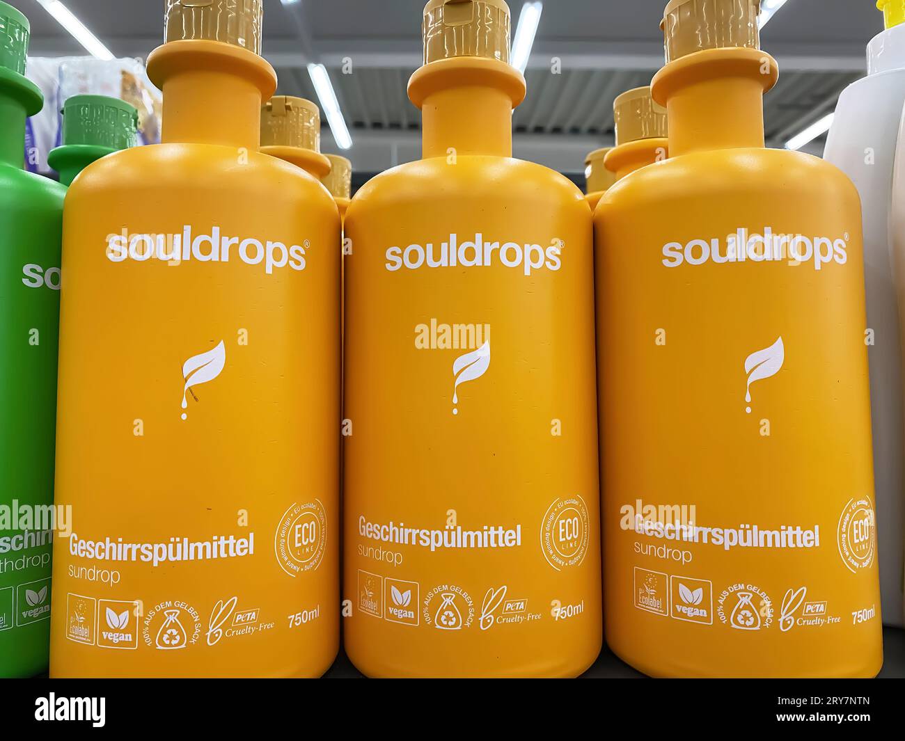 Viersen, Allemagne - 9 septembre 2023 : gros plan des bouteilles Souldrops détergent à vaisselle écologique naturel Banque D'Images
