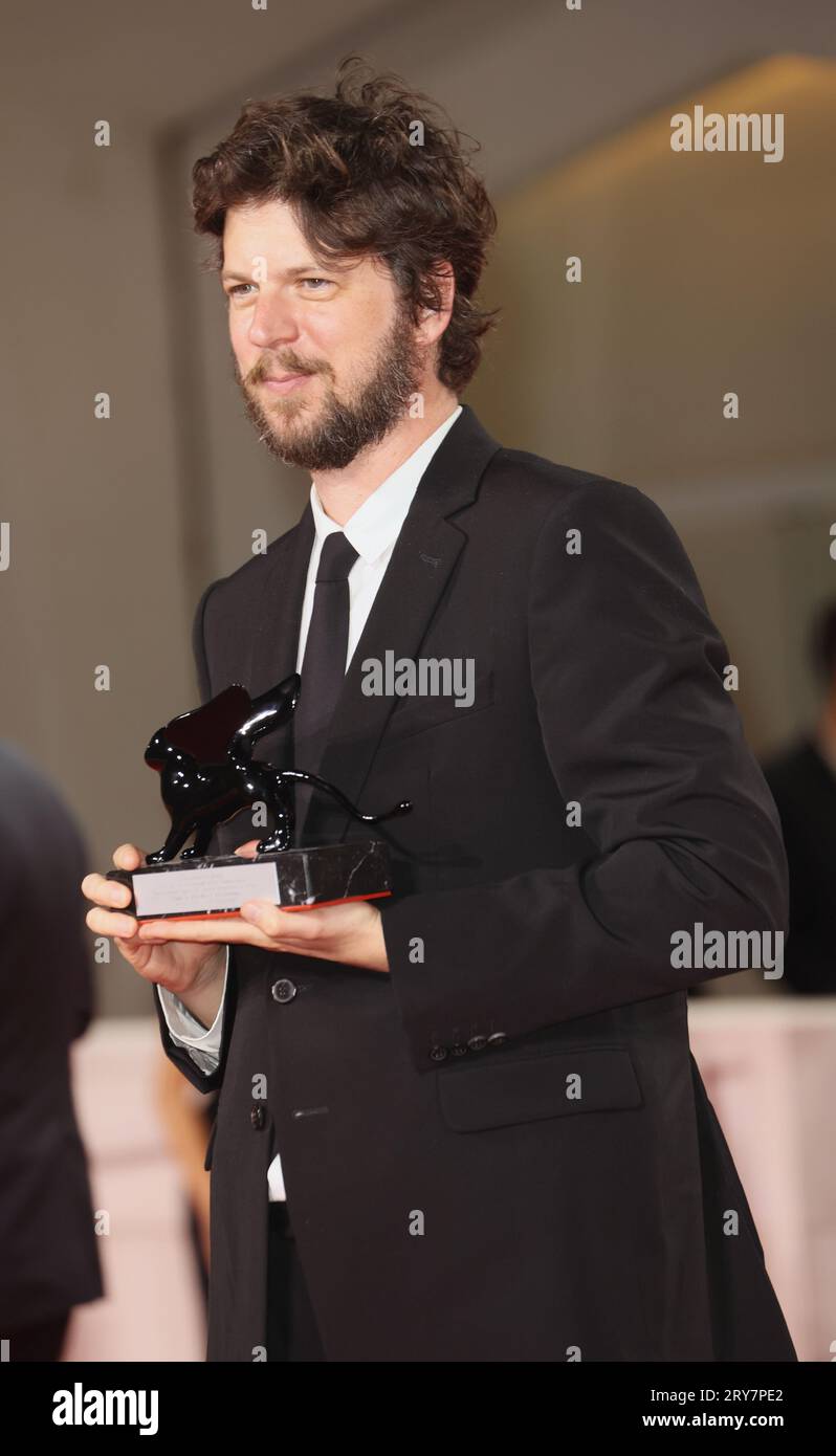 VENISE, ITALIE - SEPTEMBRE 09 : Alex Braverman pose avec le Venice Classics Award du meilleur documentaire pour « Merci beaucoup » Banque D'Images