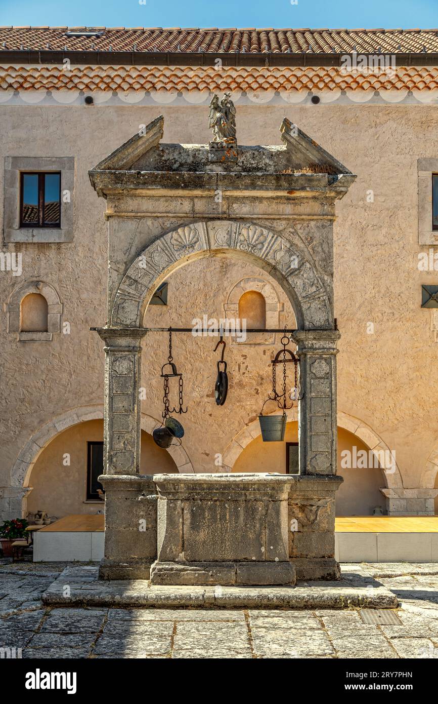 Le cloître, la loggia du XVIe siècle et la place médiévale avec le puits monumental dans le sanctuaire de San Matteo l'Apôtre. Puglia Banque D'Images