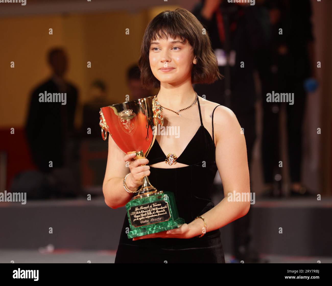 VENISE, ITALIE - SEPTEMBRE 09 : Cailee Spaeny pose avec la Volpi Cup du Prix de la meilleure actrice pour « Priscilla » au 80e Festival du film de Venise Banque D'Images