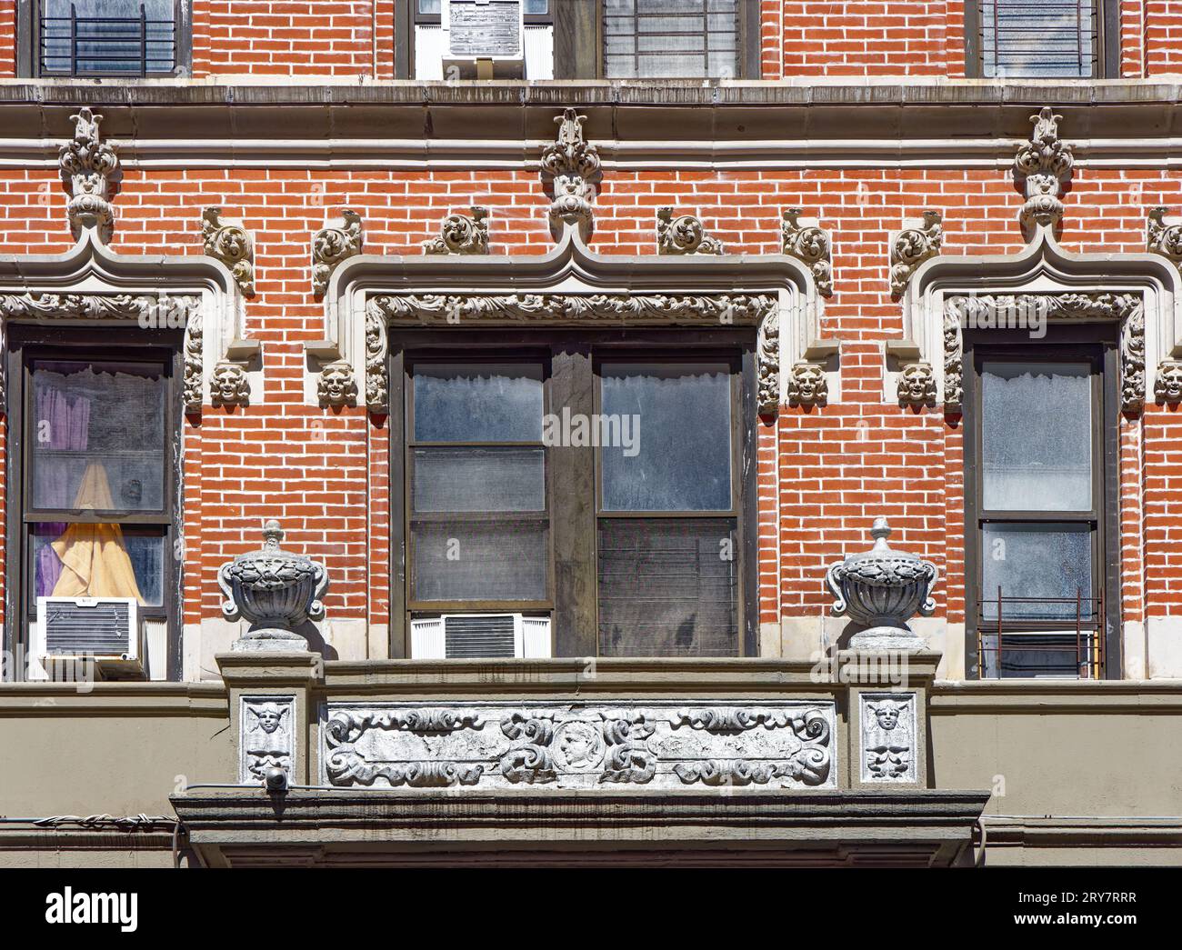 Garnet Hall, 601 West 141st Street à Hamilton Heights, Manhattan, est une terre cuite blanche audacieuse sur brique rouge foncé, avec des magasins le long de Broadway. Banque D'Images