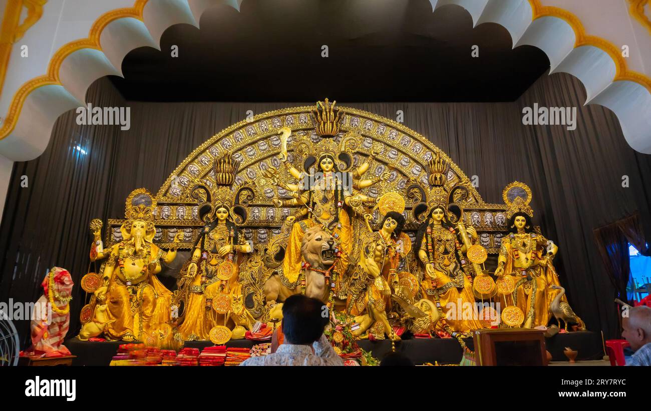 Howrah, Bengale occidental, Inde- 4 octobre 2022 : l'idole de Durga magnifiquement décorée est adorée à l'intérieur du puja pandal. Durga Puja, festival hindou. Banque D'Images