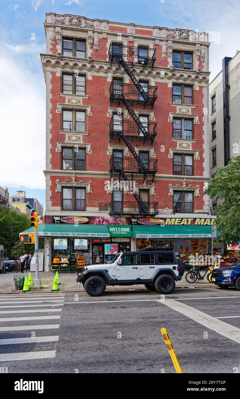 Garnet Hall, 601 West 141st Street à Hamilton Heights, Manhattan, est une terre cuite blanche audacieuse sur brique rouge foncé, avec des magasins le long de Broadway. Banque D'Images