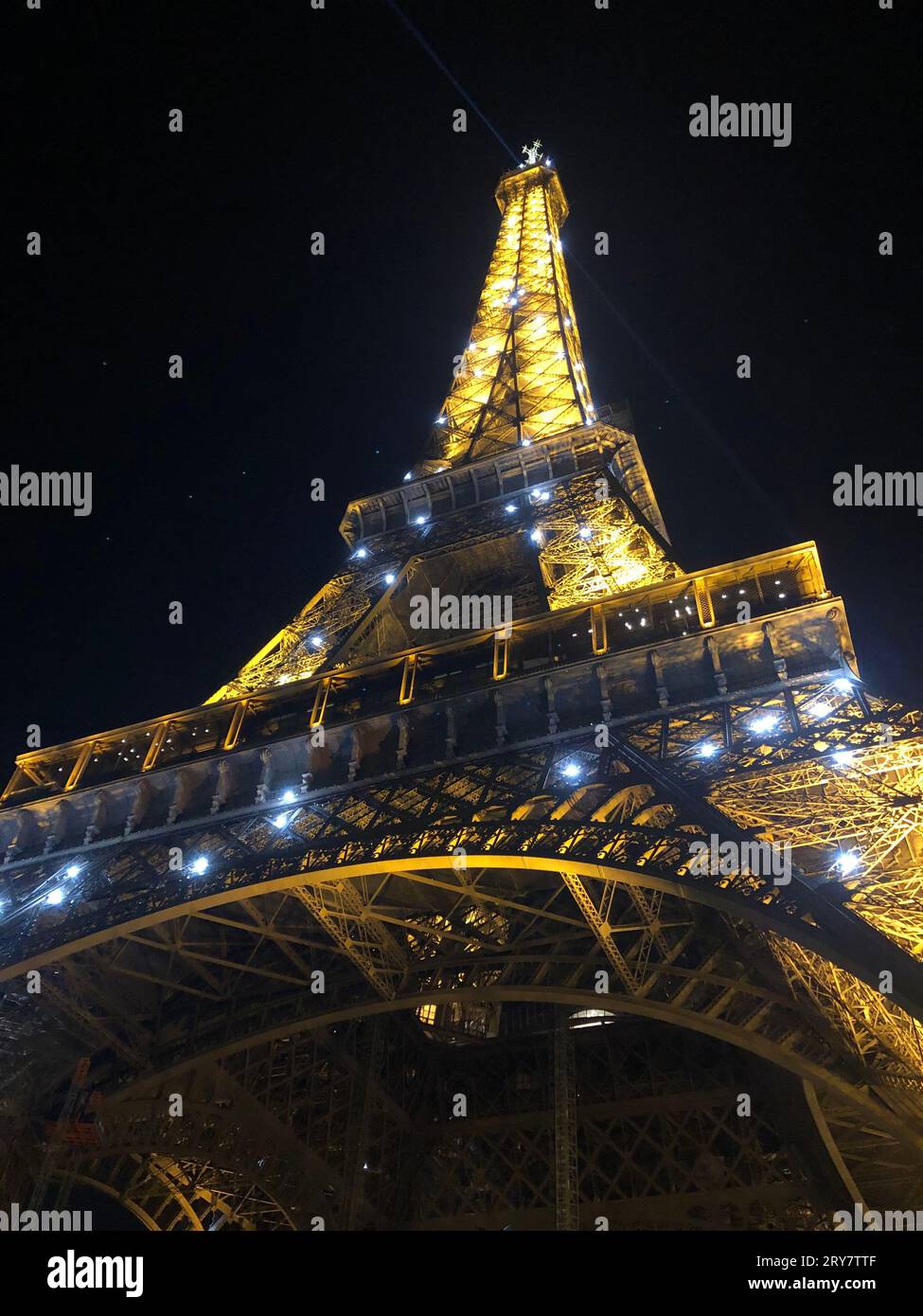 L'étincelante Tour Eiffel Banque D'Images
