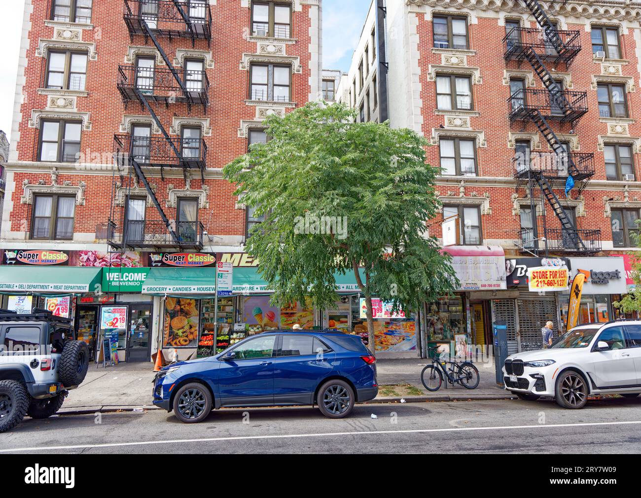 Garnet Hall, 601 West 141st Street à Hamilton Heights, Manhattan, est une terre cuite blanche audacieuse sur brique rouge foncé, avec des magasins le long de Broadway. Banque D'Images