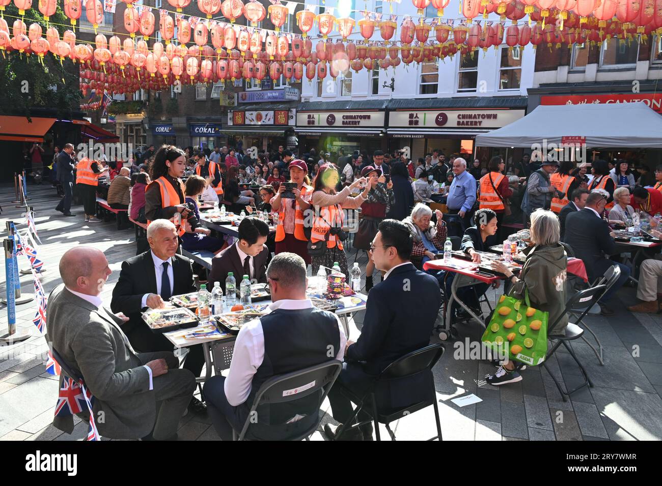 Chinatown Londres, Royaume-Uni. 29 septembre 2023. Le Centre chinois d'information et de conseils organise une fête de la mi-automne (中秋节). Datant de près de 3000 ans, la fête de la mi-automne, également connue sous le nom de fête de la Lune, célèbre la récolte annuelle qui tombe le 8e mois du calendrier lunaire chinois. Chinois traditionnellement, les familles et les proches se réuniront pour célébrer avec un festin saisonnier au cœur de Londres - Chinatown à Newport place. Crédit : Voir Li/Picture Capital/Alamy Live News Banque D'Images