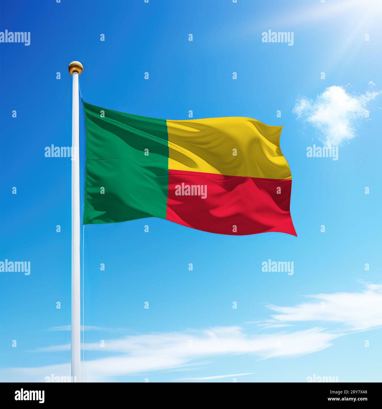 Agitant drapeau du Bénin sur mât avec fond de ciel. Modèle pour le jour de l'indépendance Banque D'Images Agitant drapeau du Bénin sur mât avec fond de ciel. Modèle pour le jour de l'indépendance Banque D'Images