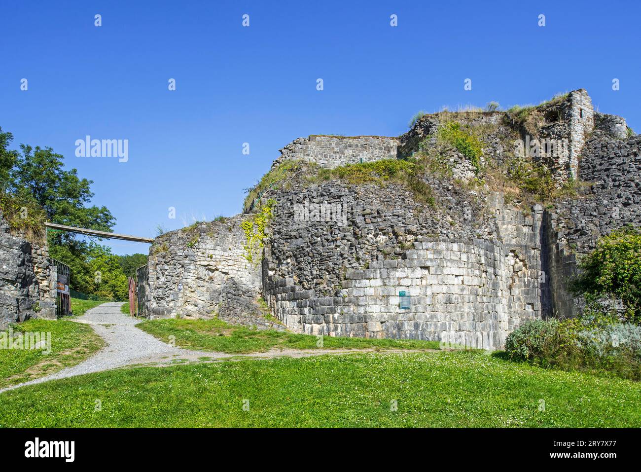 11e siècle Château féodal de Moha, ruines du château médiéval dans le village Moha, Wanze, province de Liège, Wallonie, Belgique Banque D'Images