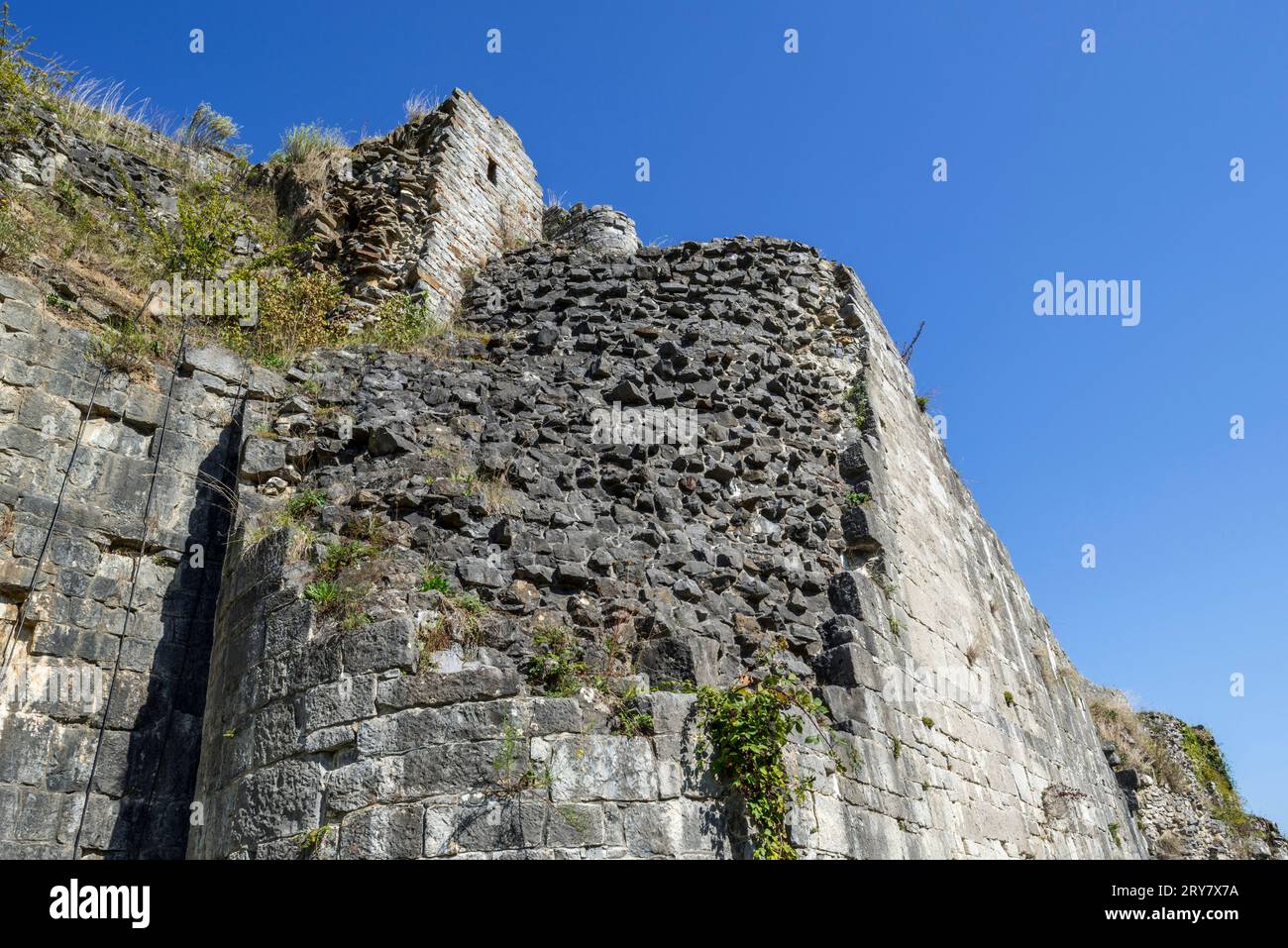 Mur de pierre épais du château médiéval montrant deux types de maçonnerie, gravats à l'intérieur et pierre régulièrement taillée, appelée ashlar, à l'extérieur Banque D'Images