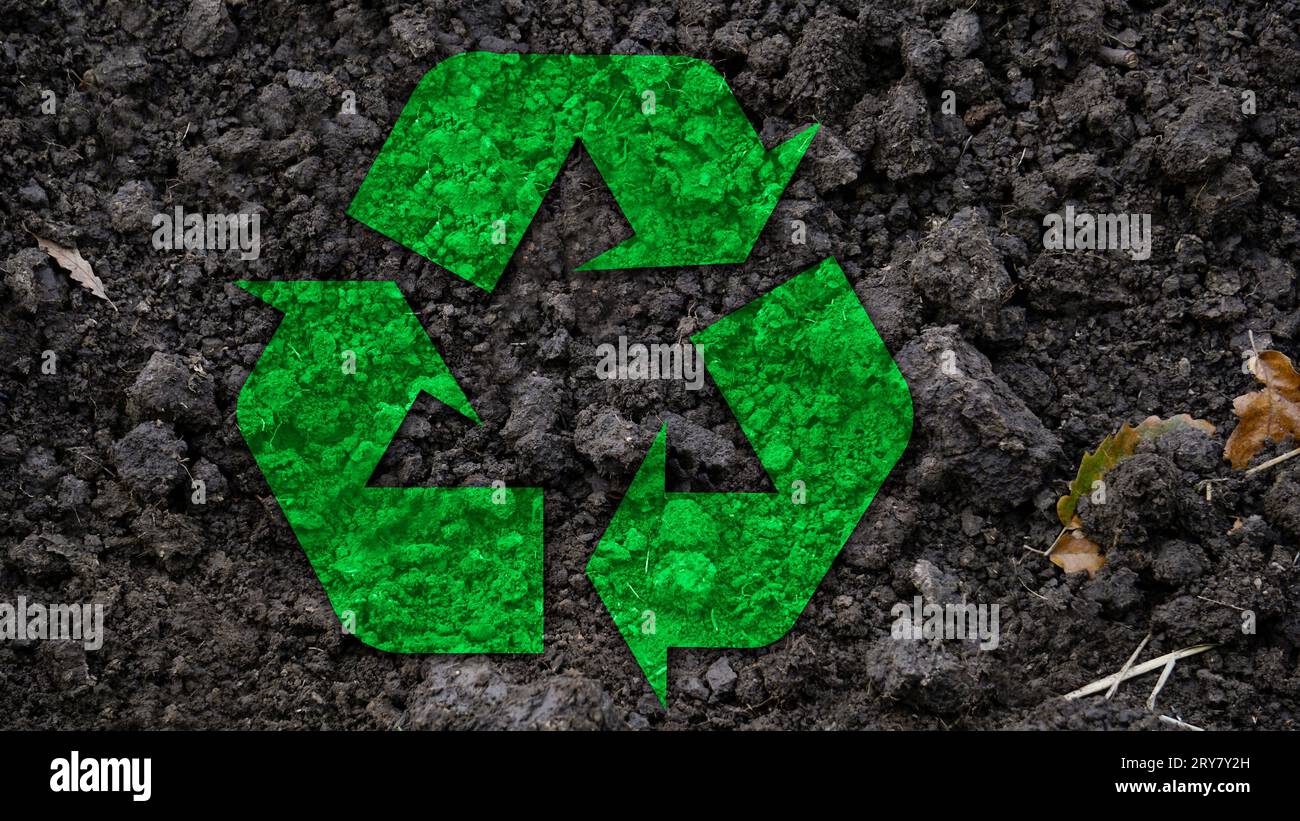 Symbole de recyclage dans le sol. Concept pour le recyclage, la conservation et la réduction des déchets. Recyclez l'affiche en vert. Banque D'Images