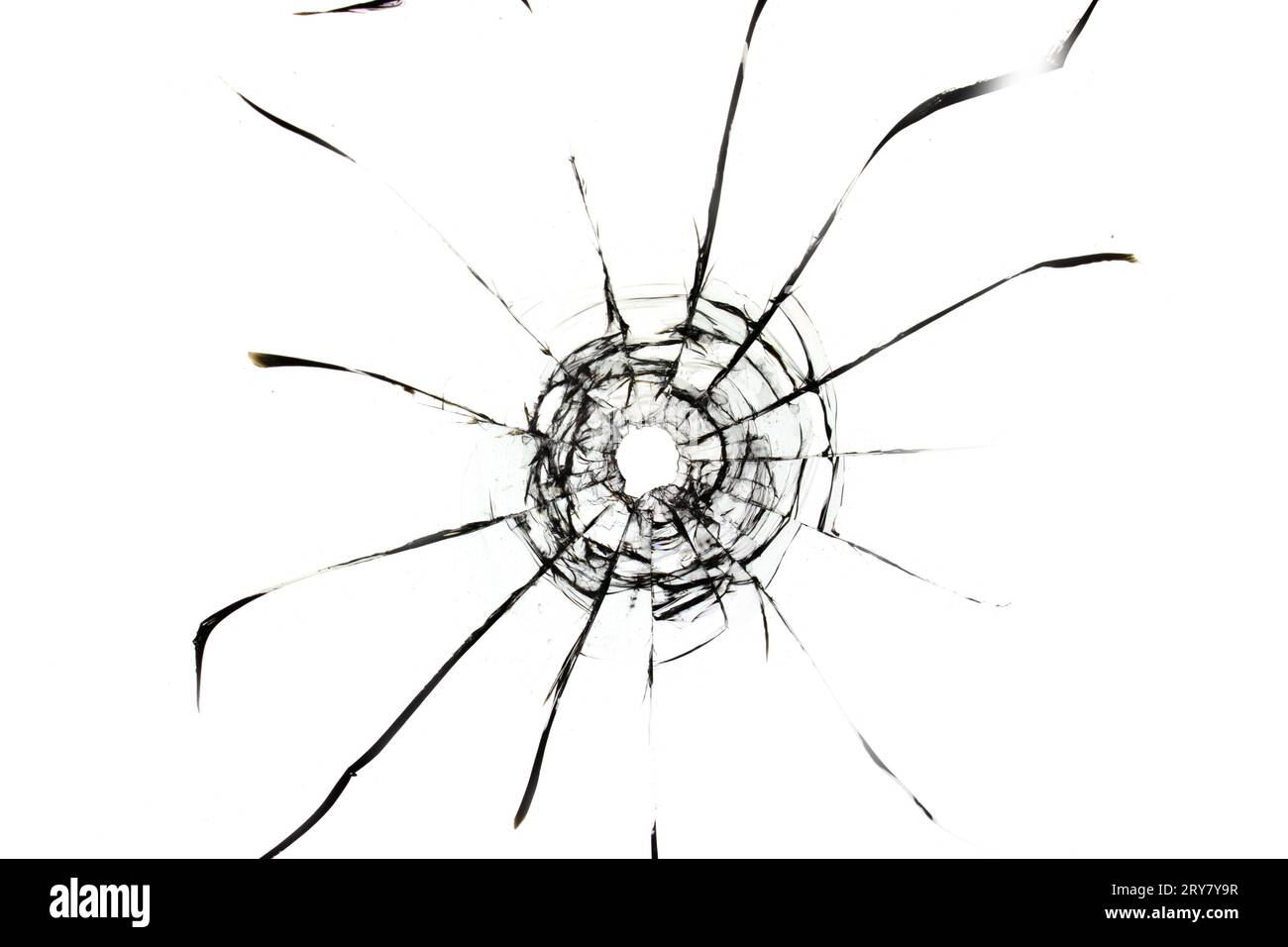 Un trou avec des fissures dans le verre, la texture pour le design est isolée sur un fond blanc. Banque D'Images