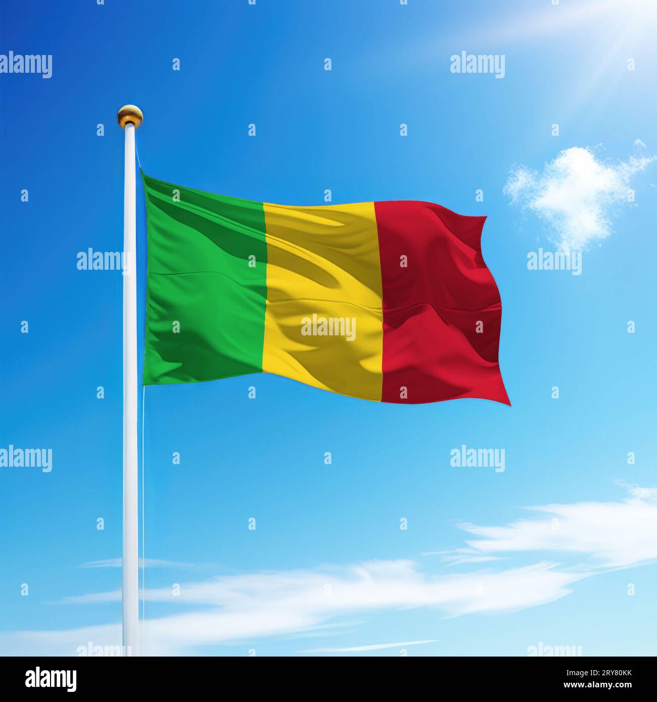 Agitant drapeau du Mali sur mât avec fond de ciel. Modèle pour le jour de l'indépendance Banque D'Images