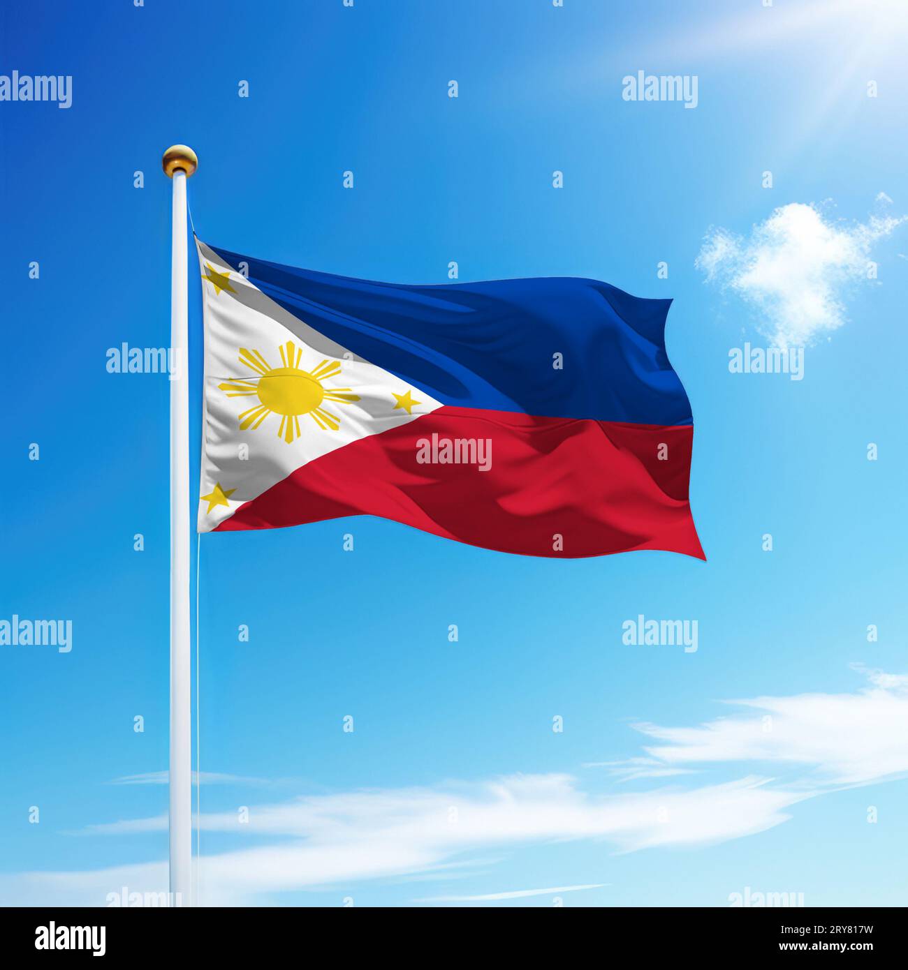 Agitant le drapeau des Philippines sur le mât avec fond de ciel. Modèle pour le jour de l'indépendance Banque D'Images