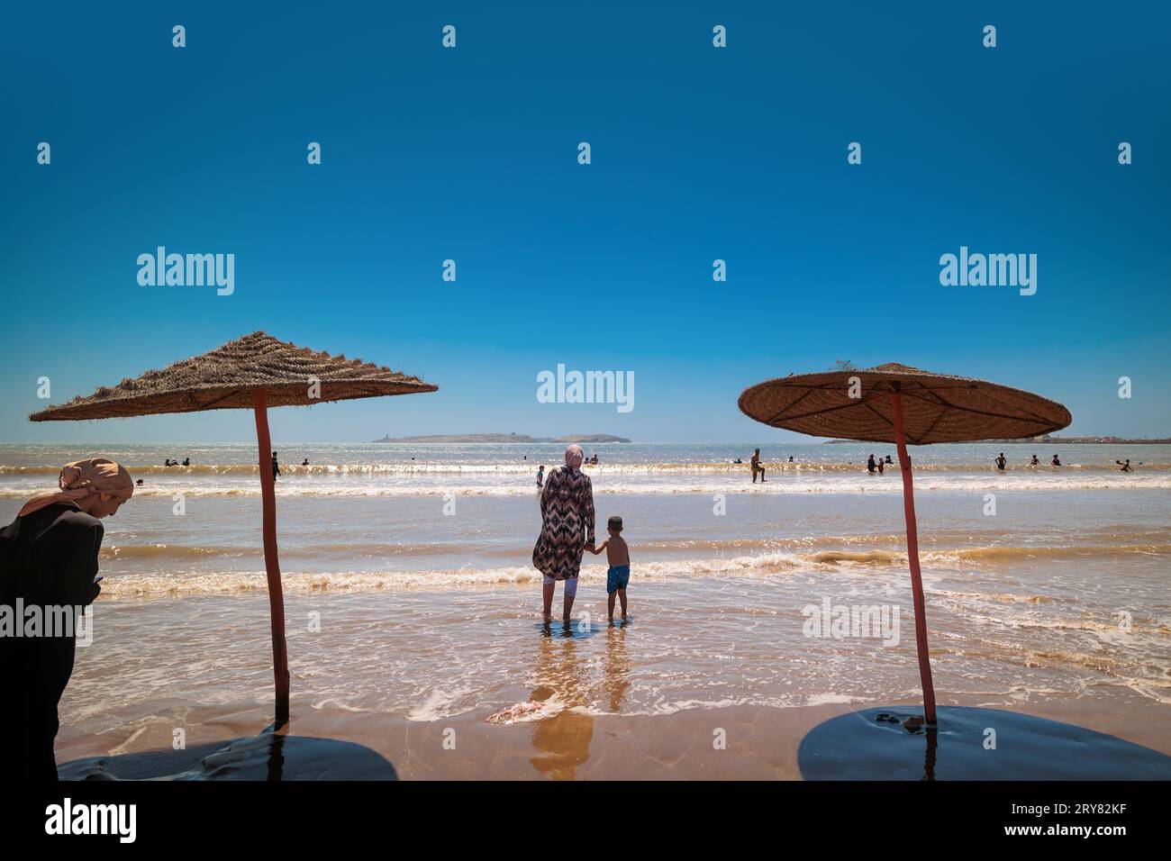 Le Rivage Rabat Essaouira, Maroc - 3 août 2023 : des femmes marchent sur le rivage à la ...