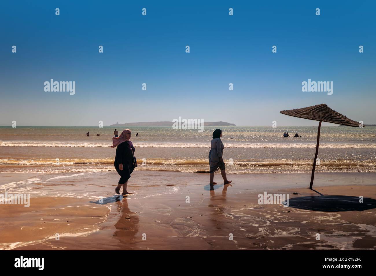Le Rivage Rabat Essaouira, Maroc - 3 août 2023 : des femmes marchent sur le rivage à la ...