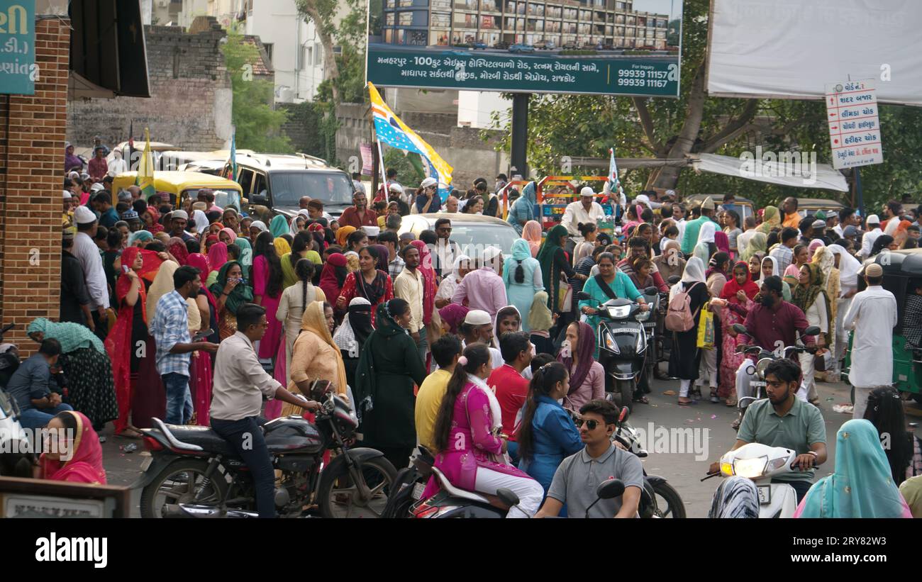 Rajkot, Inde. 29 septembre 2023. Les gens se sont rassemblés en grand nombre dans la procession de l'Eid-e-Milad. Crédit : Nasirkhan Davi/Alamy Live News Banque D'Images