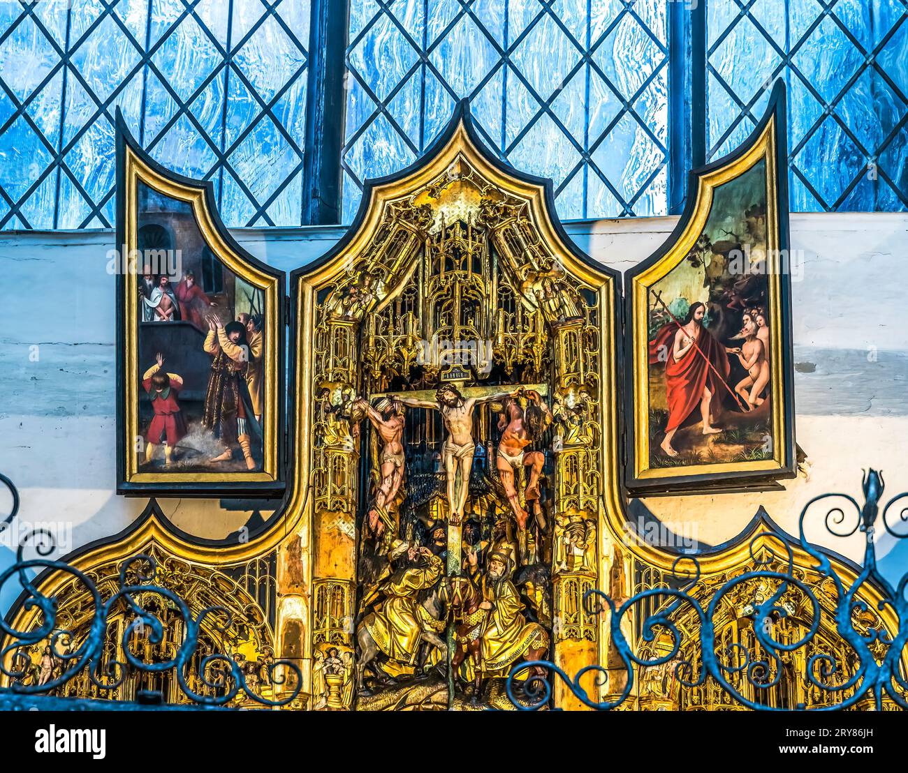 Crucifixion médiévale Triptyque Shrine Église Sainte-Marie de Gdansk Pologne. Église originellement des années 1300. Reconstruit après la guerre. Banque D'Images