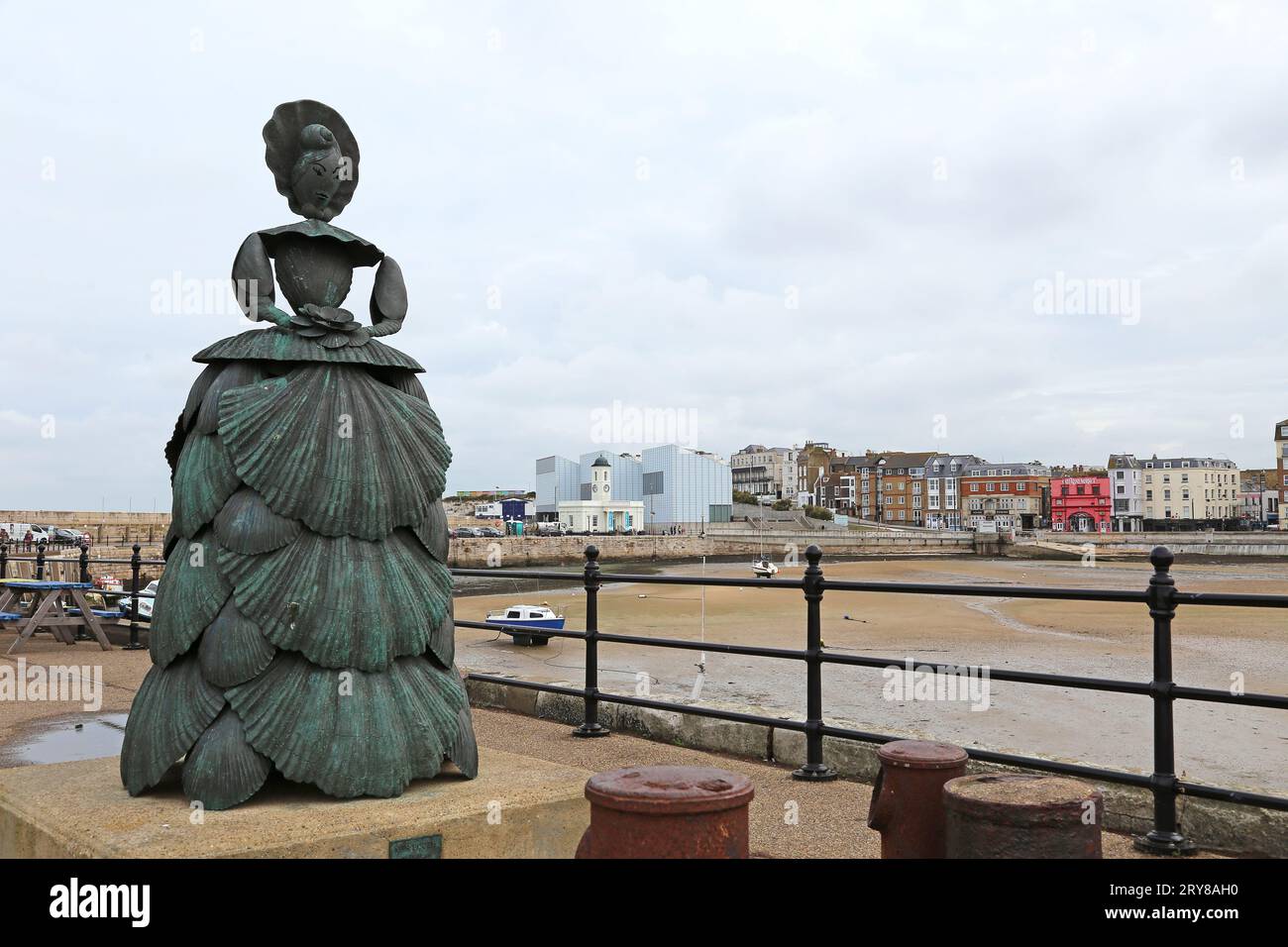 Sculpture Mrs Booth (Ann Carrington, 2003, bronze), Stone Pier, Margate, île de Thanet, Kent, Angleterre, Grande-Bretagne, Royaume-Uni, Royaume-Uni, Europe Banque D'Images