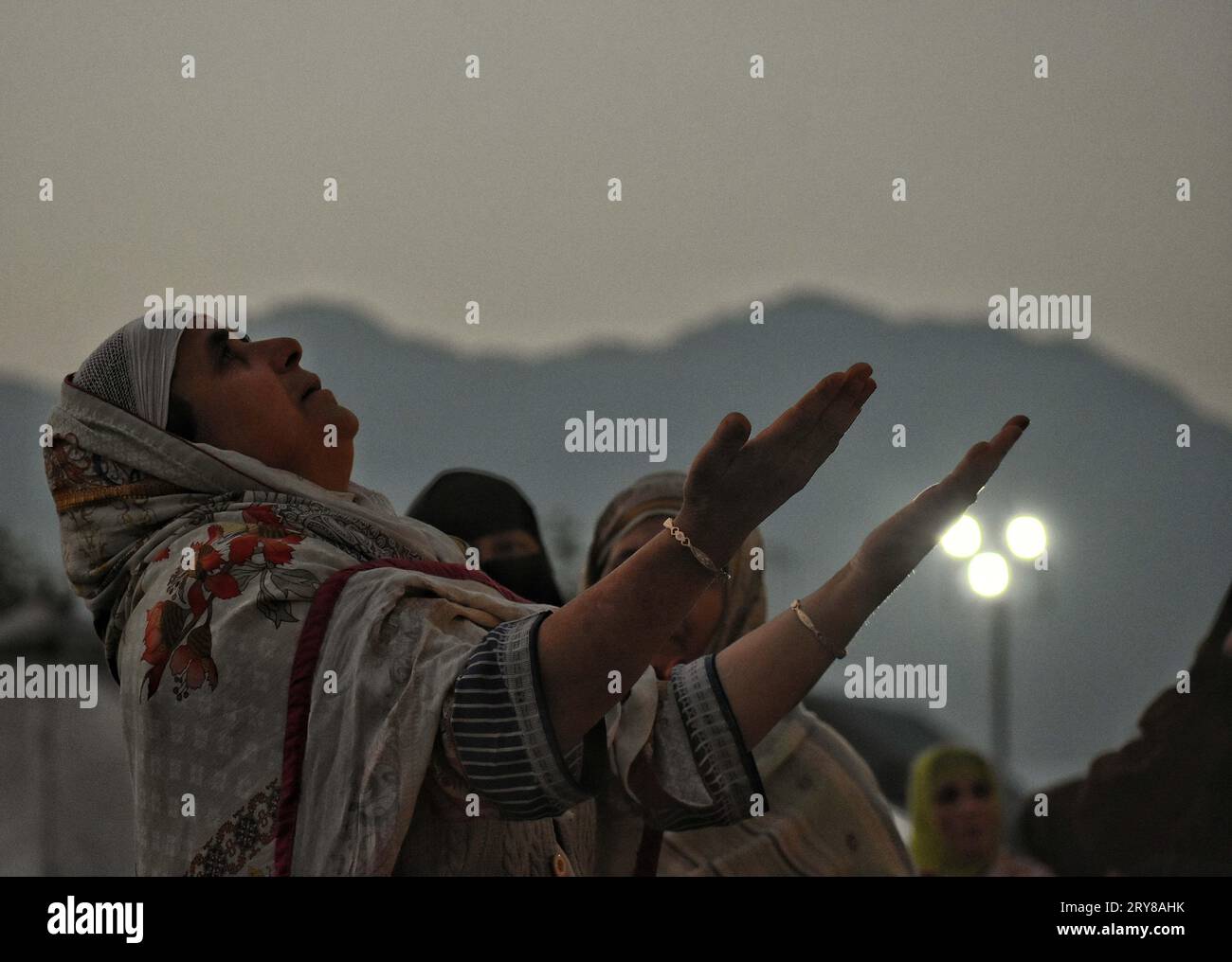 29 septembre 2023, Srinagar Cachemire, Inde : Une femme musulmane cachemirienne prie avant que le chef religieux (invisible) affiche la relique sainte à l'occasion de l'anniversaire de naissance de Mawlid-un-Nabi ou Prophète Muhammad (PBUH) dans le sanctuaire Dargah Hazratbal à Srinagar. Des centaines de milliers de musulmans de tout le Cachemire visitent le sanctuaire Hazratbal à Srinagar pour rendre hommage à l'anniversaire de naissance du prophète Mahomet (PBUH). Le sanctuaire est hautement vénéré par les musulmans cachemiris car il est censé abriter une relique sainte du prophète Mahomet (PBUH). La relique est affichée aux dévots sur important d islamique Banque D'Images