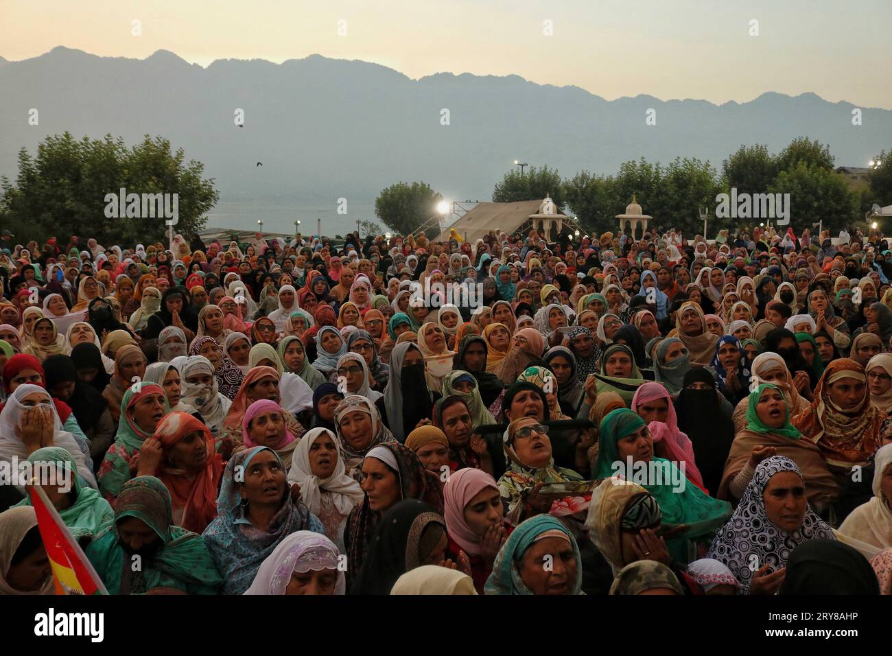 29 septembre 2023, Srinagar Cachemire, Inde : les femmes musulmanes cachemiriennes prient alors que le chef religieux (invisible) affiche la relique sainte à l'occasion de l'anniversaire de naissance de Mawlid-un-Nabi ou Prophète Muhammad (PBUH) dans le sanctuaire Dargah Hazratbal à Srinagar. Des centaines de milliers de musulmans de tout le Cachemire visitent le sanctuaire Hazratbal à Srinagar pour rendre hommage à l'anniversaire de naissance du prophète Mahomet (PBUH). Le sanctuaire est hautement vénéré par les musulmans cachemiris car il est censé abriter une relique sainte du prophète Mahomet (PBUH). La relique est affichée aux dévots sur les jours islamiques importants suc Banque D'Images