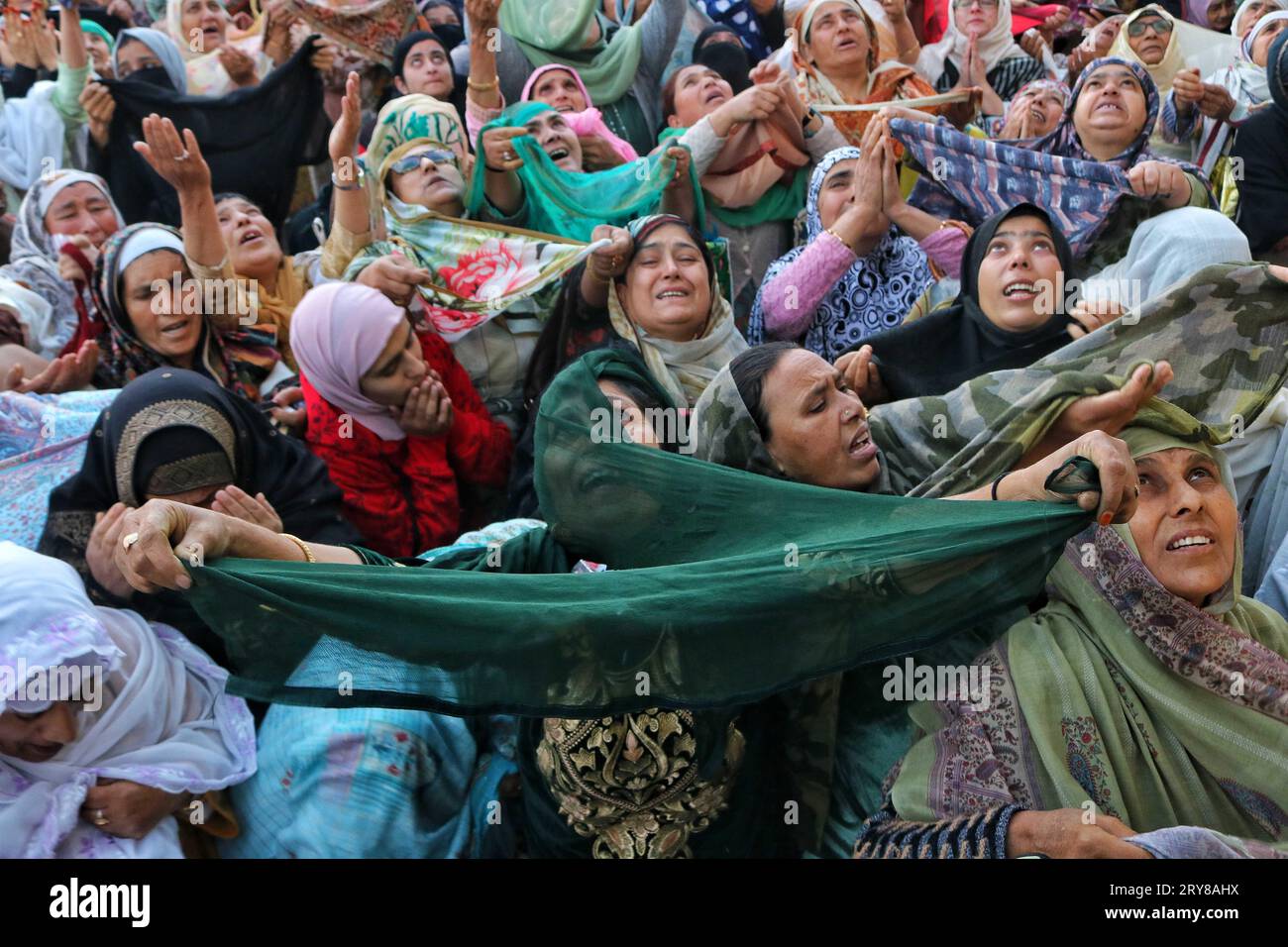 29 septembre 2023, Srinagar Cachemire, Inde : Une femme musulmane cachemirienne réagit alors que le chef religieux (invisible) affiche la relique sacrée à l'occasion de l'anniversaire de naissance de Mawlid-un-Nabi ou Prophète Muhammad (PBUH) dans le sanctuaire Dargah Hazratbal à Srinagar. Des centaines de milliers de musulmans de tout le Cachemire visitent le sanctuaire Hazratbal à Srinagar pour rendre hommage à l'anniversaire de naissance du prophète Mahomet (PBUH). Le sanctuaire est hautement vénéré par les musulmans cachemiris car il est censé abriter une relique sainte du prophète Mahomet (PBUH). La relique est exposée aux dévots lors des jours islamiques importants Banque D'Images