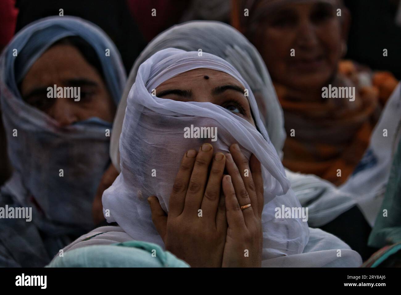 29 septembre 2023, Srinagar Cachemire, Inde : Une femme musulmane cachemirienne réagit alors que le chef religieux (invisible) affiche la relique sacrée à l'occasion de l'anniversaire de naissance de Mawlid-un-Nabi ou Prophète Muhammad (PBUH) dans le sanctuaire Dargah Hazratbal à Srinagar. Des centaines de milliers de musulmans de tout le Cachemire visitent le sanctuaire Hazratbal à Srinagar pour rendre hommage à l'anniversaire de naissance du prophète Mahomet (PBUH). Le sanctuaire est hautement vénéré par les musulmans cachemiris car il est censé abriter une relique sainte du prophète Mahomet (PBUH). La relique est exposée aux dévots lors des jours islamiques importants Banque D'Images