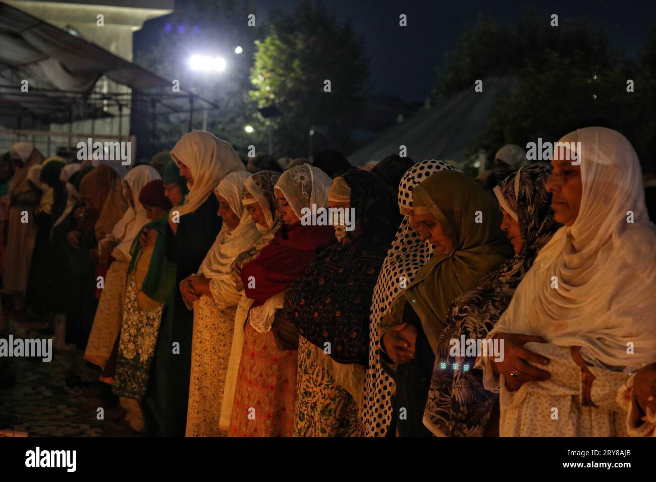 29 septembre 2023, Srinagar Cachemire, Inde : les femmes musulmanes cachemiriennes offrent des prières lors de l'anniversaire de naissance de Mawlid-un-Nabi ou prophète Mahomet (PBUH) dans le sanctuaire Dargah Hazratbal à Srinagar. Des centaines de milliers de musulmans de tout le Cachemire visitent le sanctuaire Hazratbal à Srinagar pour rendre hommage à l'anniversaire de naissance du prophète Mahomet (PBUH). Le sanctuaire est hautement vénéré par les musulmans cachemiris car il est censé abriter une relique sainte du prophète Mahomet (PBUH). La relique est exposée aux dévots lors des jours islamiques importants tels que le Mawlid-un-Nabi lorsque les musulmans du monde entier célèbrent Banque D'Images