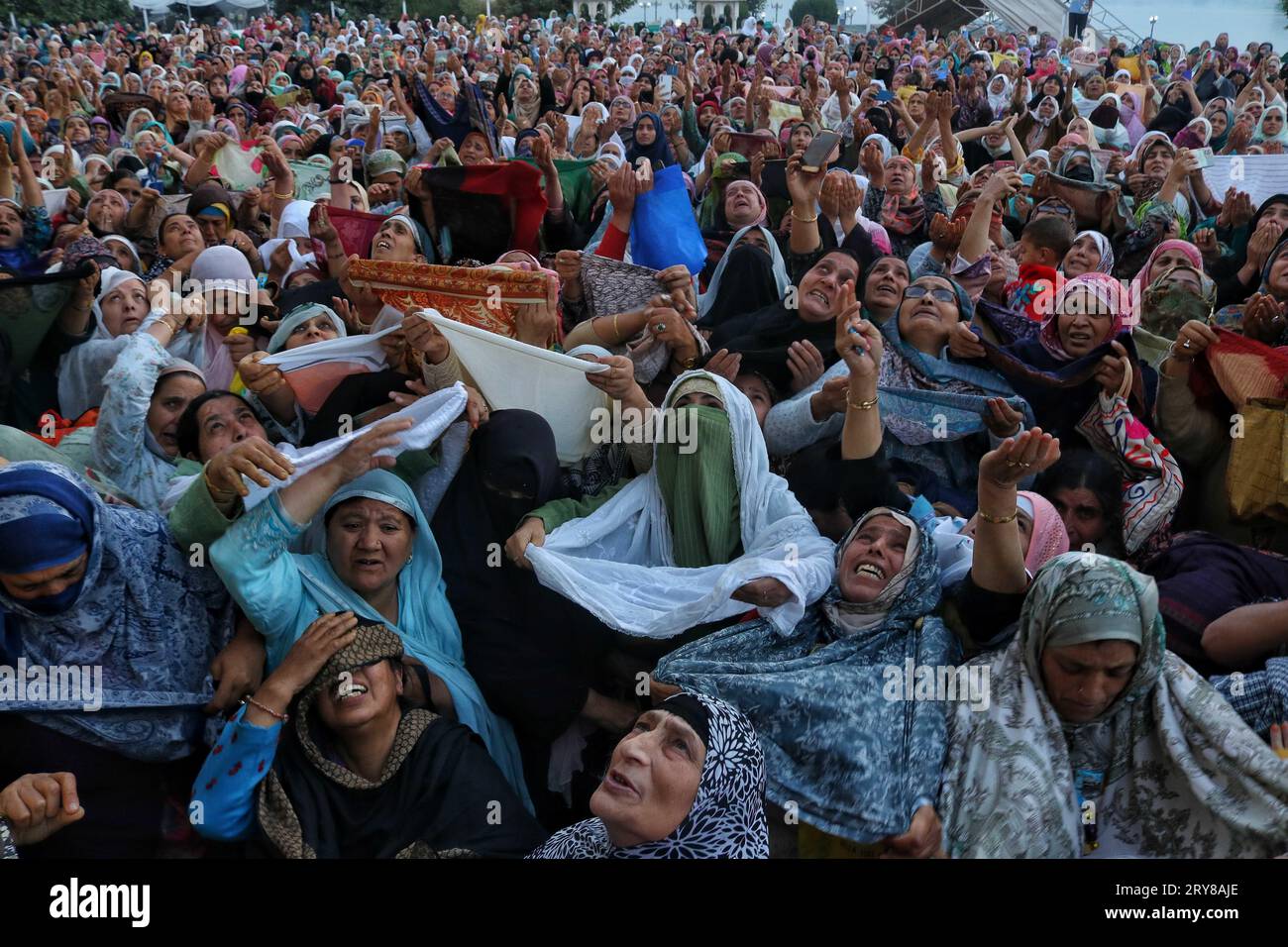 29 septembre 2023, Srinagar Cachemire, Inde : les femmes musulmanes cachemiriennes réagissent alors que le chef religieux (invisible) affiche la relique sainte à l'occasion de l'anniversaire de naissance de Mawlid-un-Nabi ou Prophète Muhammad (PBUH) dans le sanctuaire Dargah Hazratbal à Srinagar. Des centaines de milliers de musulmans de tout le Cachemire visitent le sanctuaire Hazratbal à Srinagar pour rendre hommage à l'anniversaire de naissance du prophète Mahomet (PBUH). Le sanctuaire est hautement vénéré par les musulmans cachemiris car il est censé abriter une relique sainte du prophète Mahomet (PBUH). La relique est exposée aux dévots les jours islamiques importants su Banque D'Images
